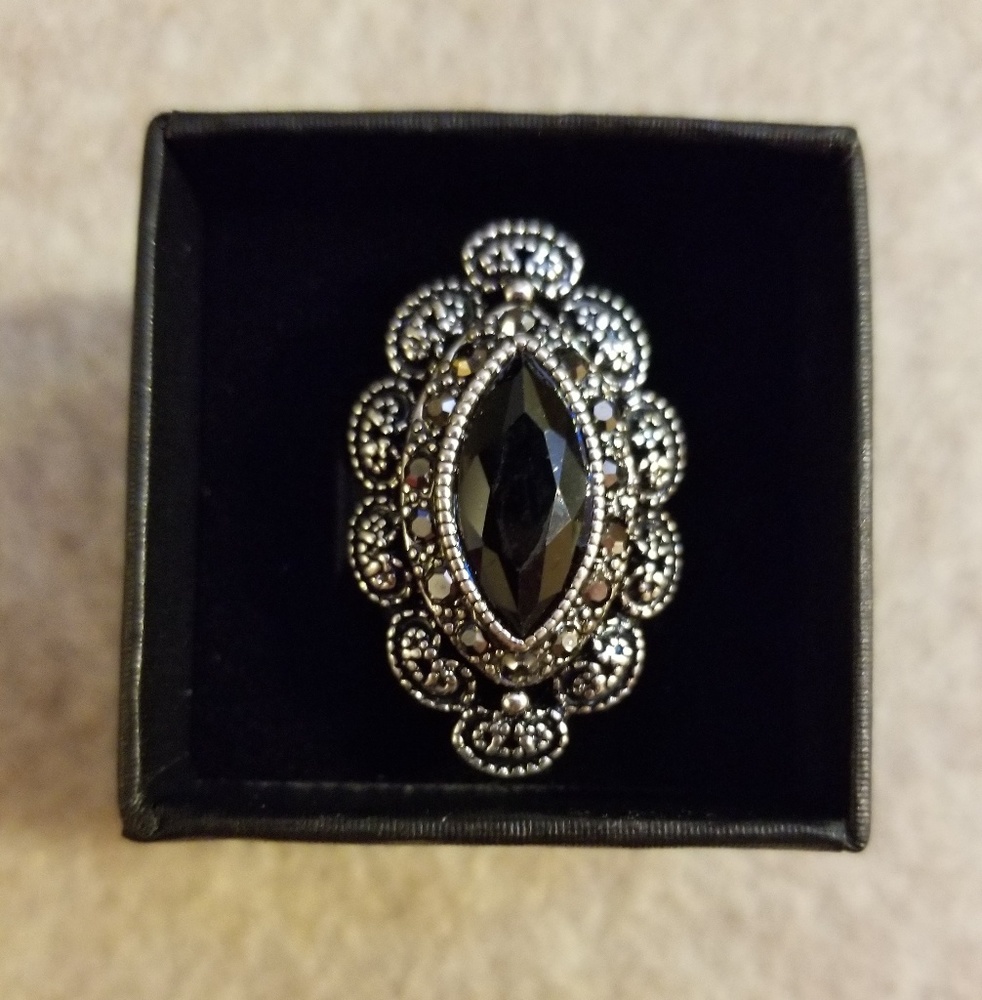 BEAUTIFUL SILVER RING WITH BLACK ONYX LIKE STONE